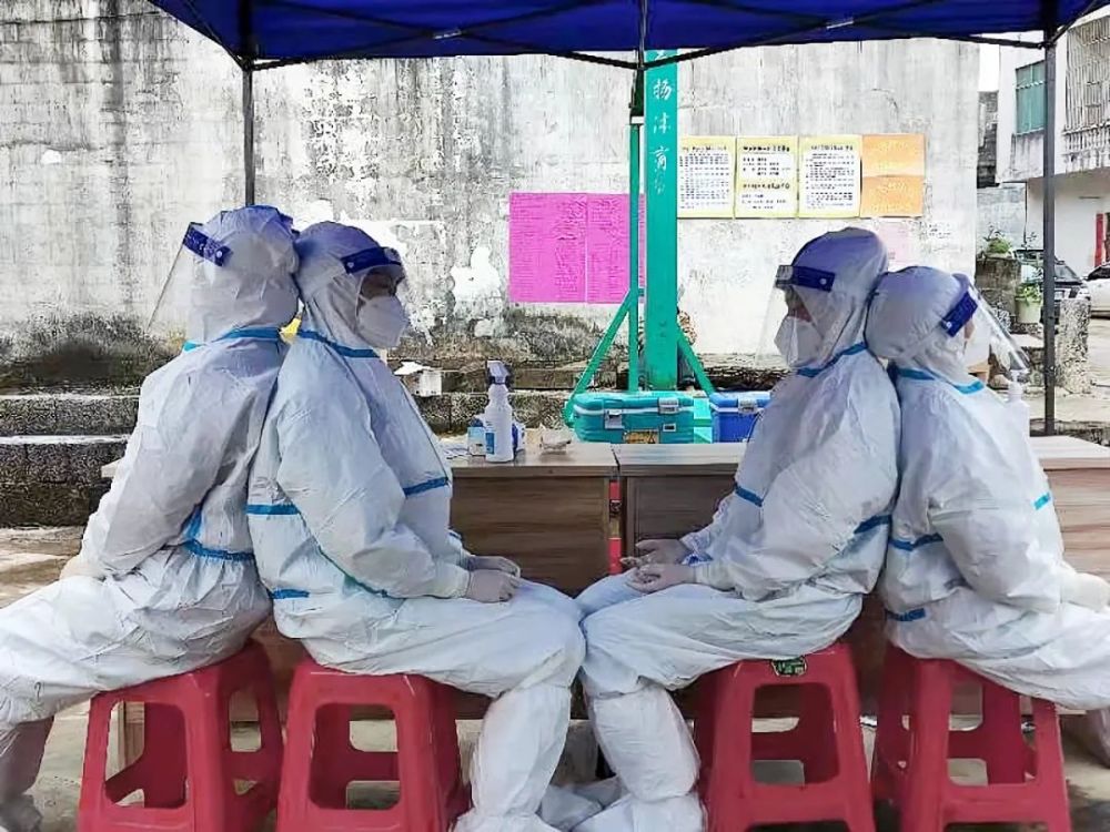 摄影师:黄平平寒冷的天气"大白"们工作马不停蹄,实在太累了,他们就