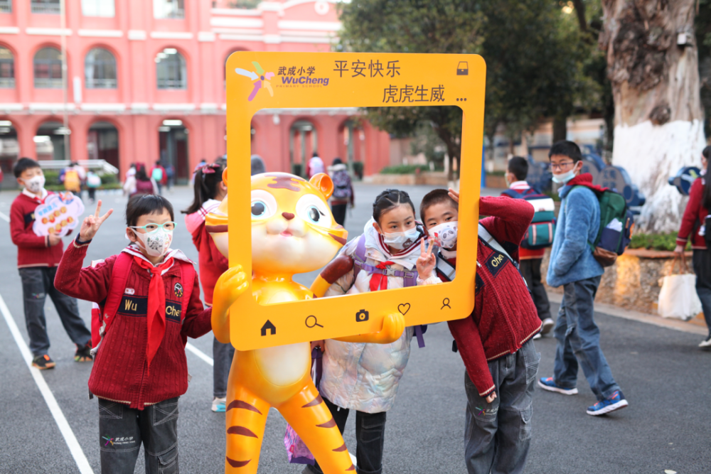 教育百聆|开学第一天!"神兽"归位!