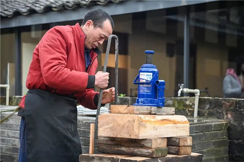 今年2月中旬,汤军带着手艺来到龙门镇,利用这里的甘蔗渣制作宣纸,他