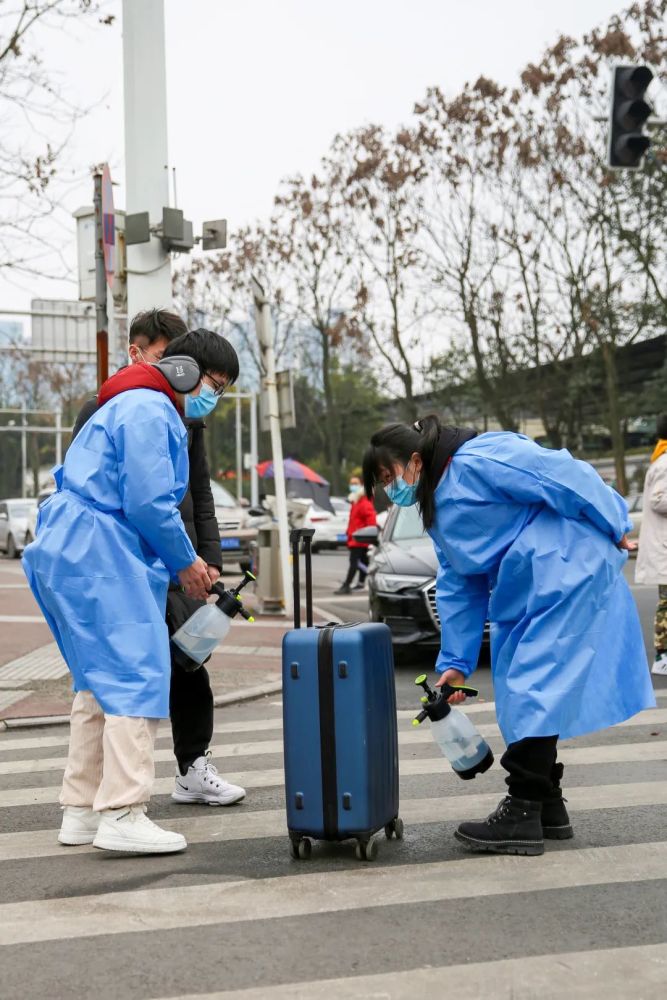 天府通健康碼,通信行程碼守護醫大健康校門口嚴格把關疫情反覆入校第