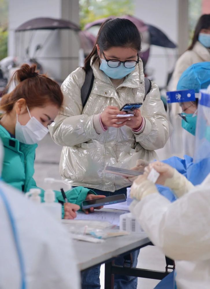 天府通健康碼,通信行程碼守護醫大健康校門口嚴格把關疫情反覆入校第