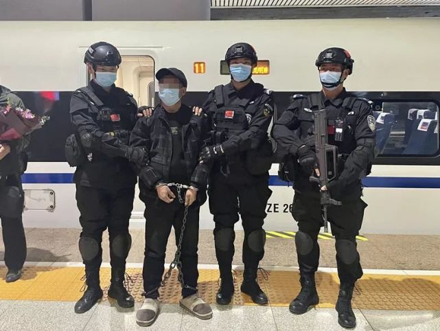 2月26日19时许,随着g1695次列车缓缓进站,华宁县公安局最后一名在册