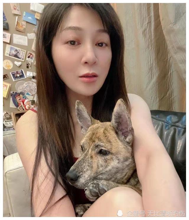 上次我记得也是王彩桦,说自己在外地演出的时候,被圈内的大佬深夜闯进