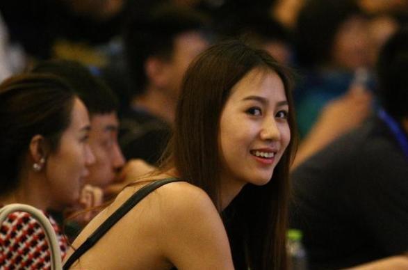 陈露在美国为女儿庆祝生日陌生男子入镜回应与孙悦离婚传闻