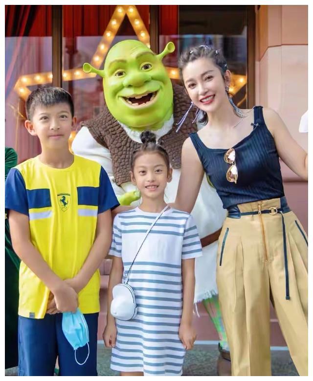 孩子们也和她十分亲昵,前不久的情人节,外甥女还给李冰冰送上手写信