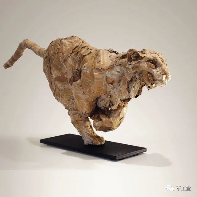 有生命力的纸板雕塑