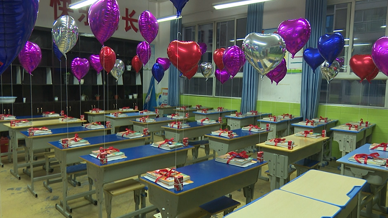 感不仅仅体现在入校的欢迎仪式上,老师们还对每班的教室做了精心布置