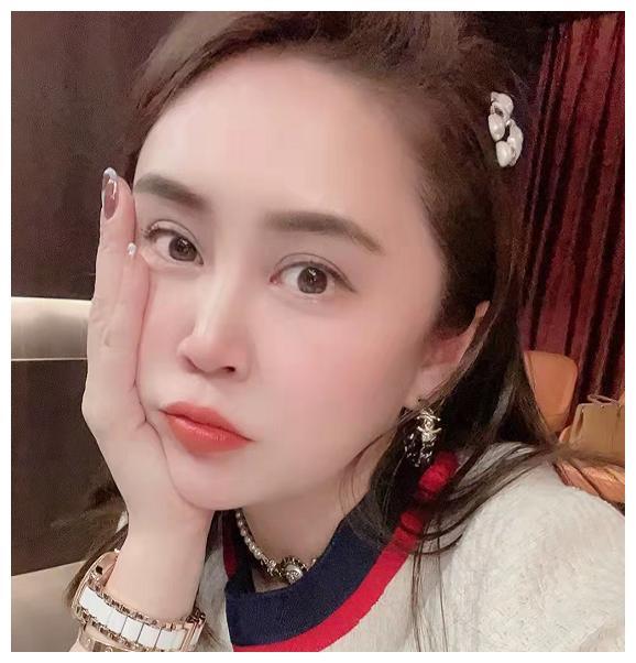 王小宝为13岁儿子庆生,老婆戴金手镯气质出众,前妻女儿也在现场_腾讯