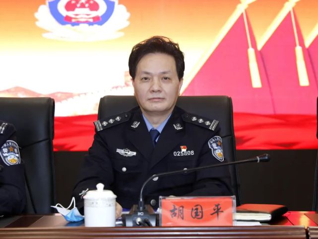 分局党委副书记,政委胡国平主持会议,他就贯彻落实会议精神强调:一要