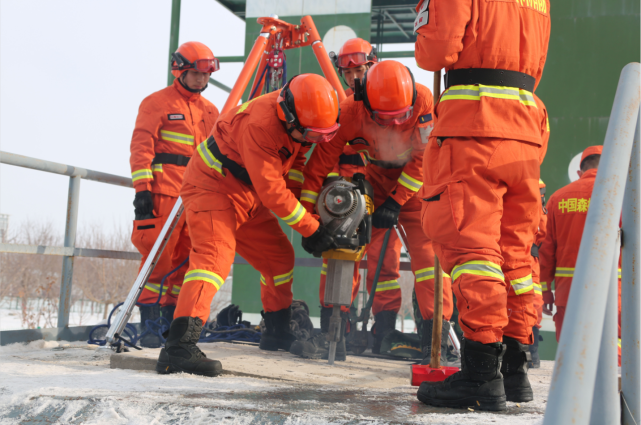 新疆伊犁森林消防员训练忙