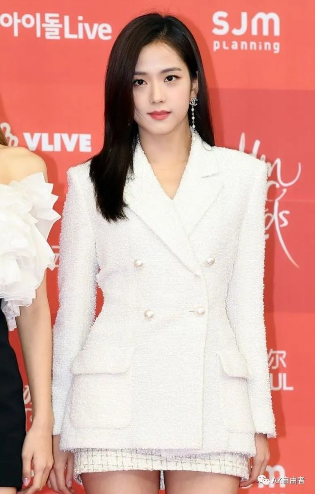 韩国女团blackpink的成员把西装穿出自己独特的风格