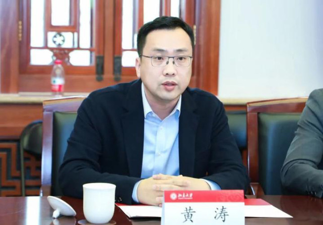 案,逐渐退出公司经营,将股权和管理权都交到了儿子黄涛和黄世荧手中