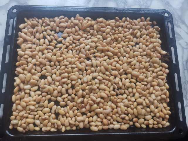 第四步:把烤盘上放上黄豆,150度慢慢烘烤.