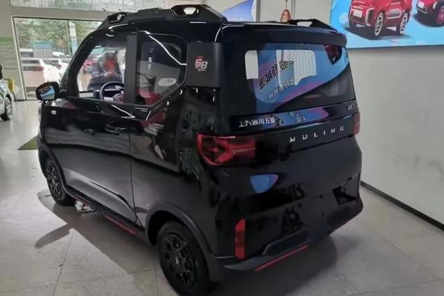 二代五菱宏光mini黑武士亮相发光标熏黑套件内饰成亮点