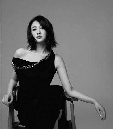 李小冉杂志拍摄造型曝光一头短发尽显飒爽干练