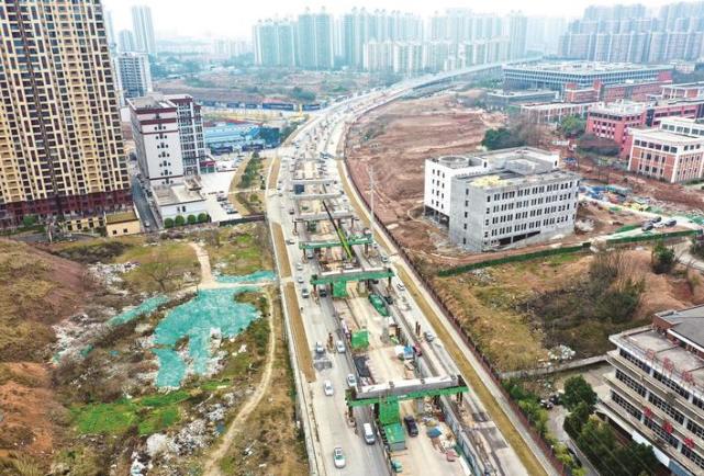 长沙万家丽快速化高架北延线施工现场,目前桩基工程已完成85%以上.