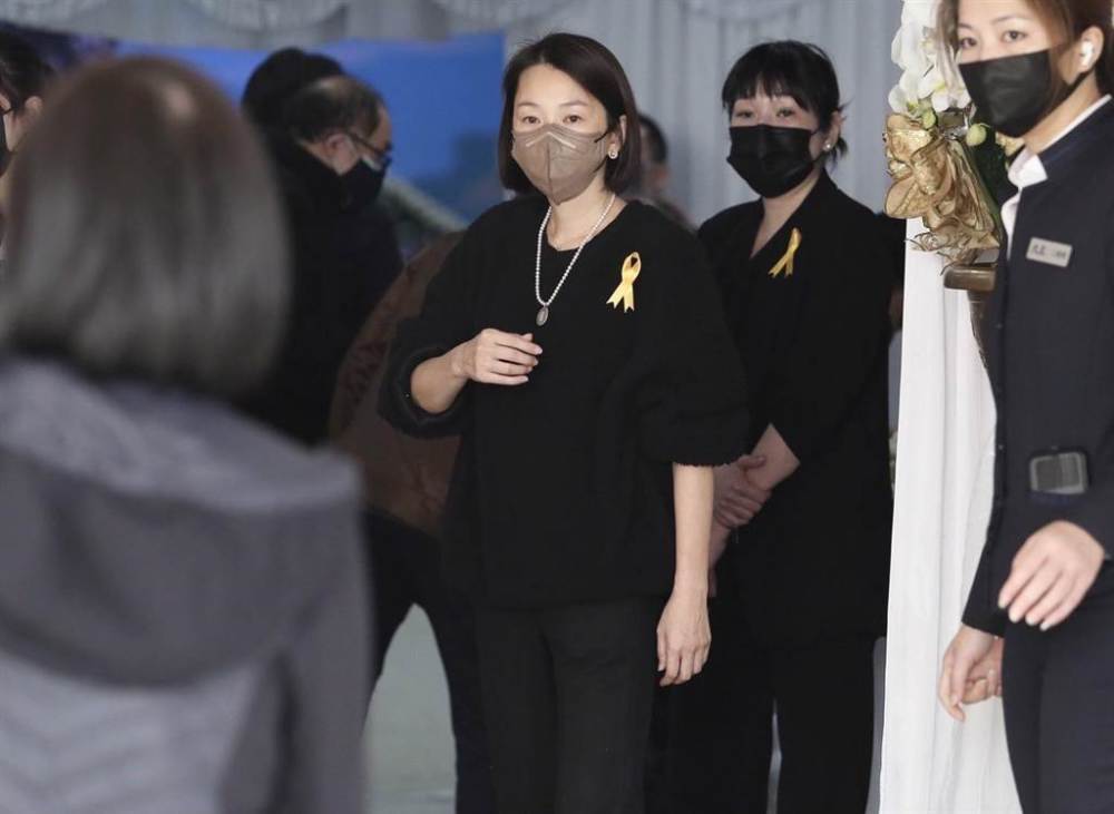 明金成最后火葬仪式遗孀含泪相送30多位明星好友现场送别