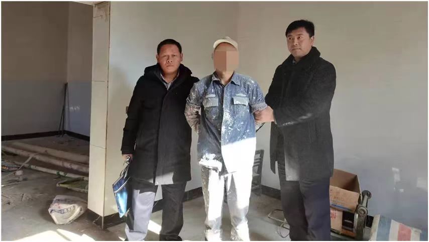 2月23日,宣威市公安局通过研判追踪,成功在宣威市龙潭镇大坡村抓获负