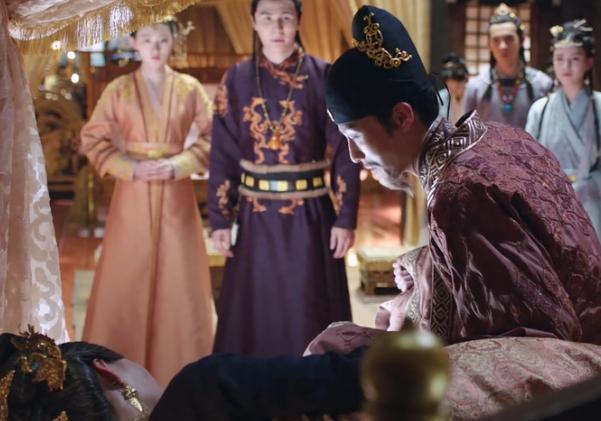 一天,萧绰观看马球赛,韩德让被契丹贵族胡里室不小心撞下马了,皇太后