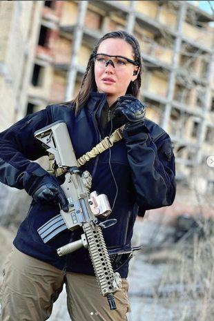 乌克兰前世界小姐因俄乌战争从模特改为持枪女战士
