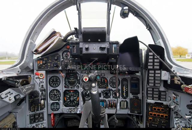 波兰空军米格29座舱,虽然同样地老旧,但是通讯,敌我识别,光学瞄准器