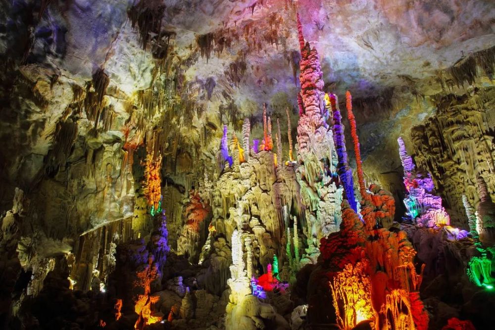 有空的话可以和家人朋友走进世界长寿之乡探秘绝美的巴马水晶宫出行