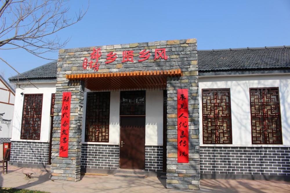 记载,村名来源于村东南的一处高台,名"斗鸡台",又称"龙台",遗址文化层