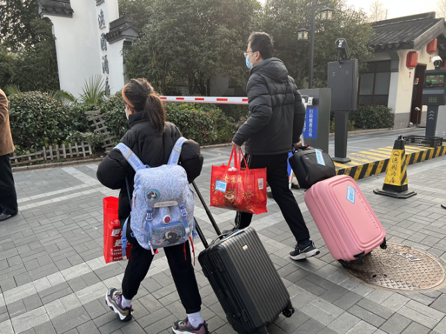 让孩子们离开酒店保障人员到位家长们持花迎接"出关"了解除集中隔离