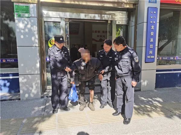 易門八旬老人迷路家門口熱心民警直接送上門