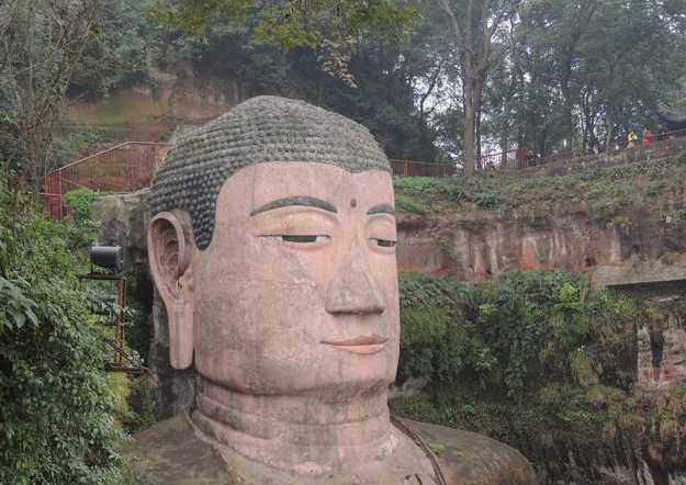 乐山大佛第4次闭眼终于得知其中原因镜头记录下过程