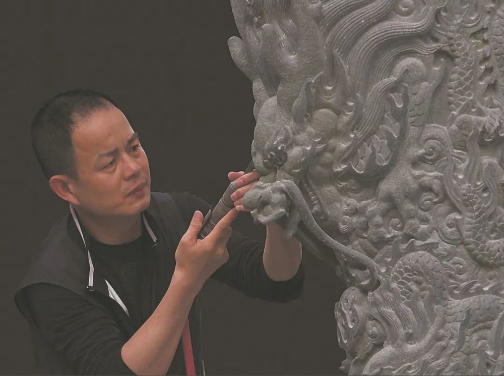 《福建日报》报道惠安这位石雕艺术大师:传统魅力呼唤当代表达_腾讯