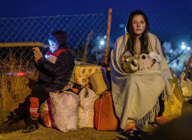 俄乌战争或有400万乌克兰民众流离失所难民在逃离家园的路上