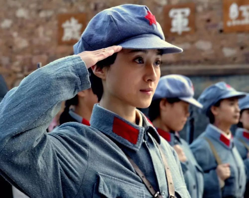 她也想像无数的战士一样保家卫国,于是她剪去了长发,毅然决然的投身