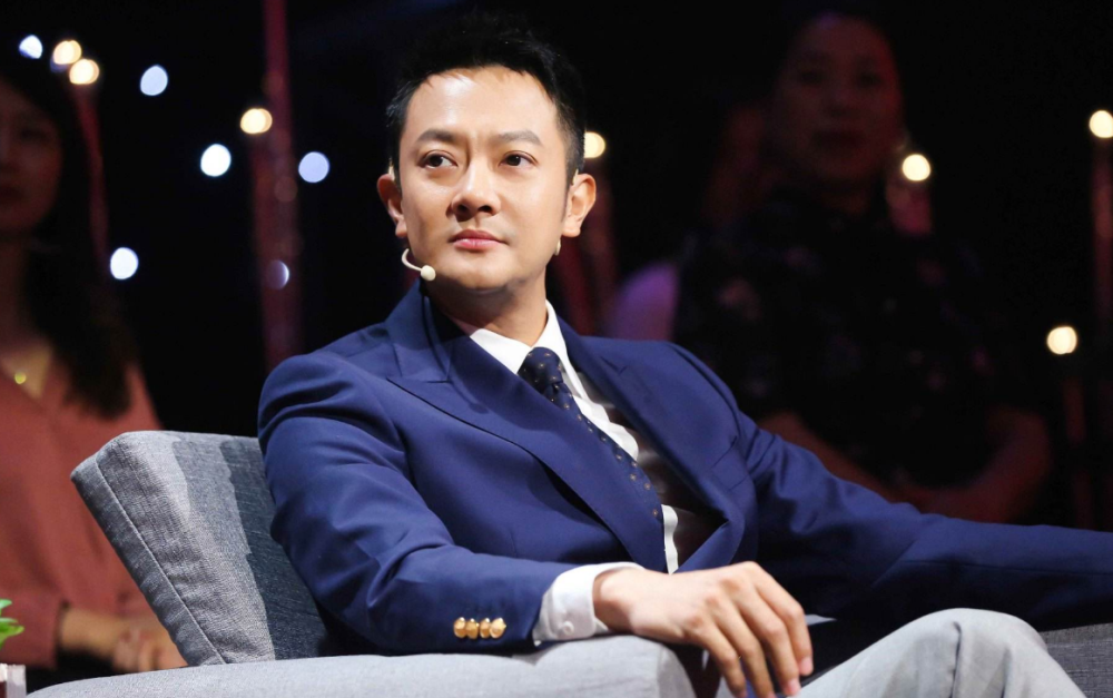 印小天非常有才华,16岁就考上了中戏,成为表演系最年轻的学生,他身高