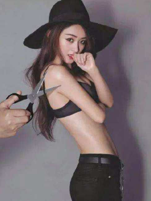 赵丽颖蹲地上玩雪被偷拍!徒手扒雪不嫌脏,大力踢雪差点站不稳