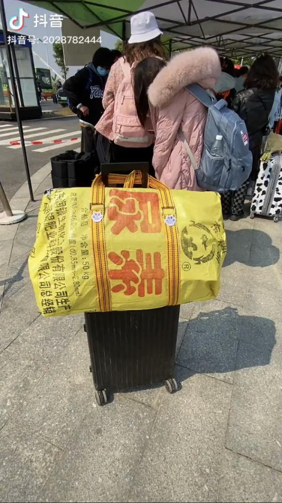 广西一大学生用尿素袋改装手提包