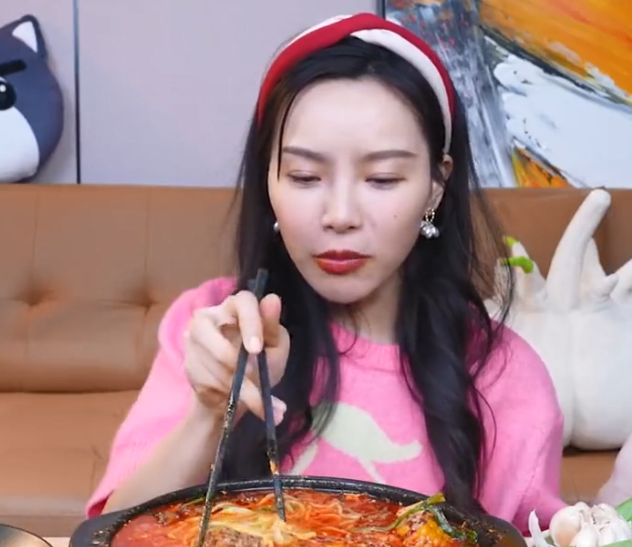 网红小贝饿了状态堪忧脖子凹坑明显眼袋红肿嘴唇乌黑