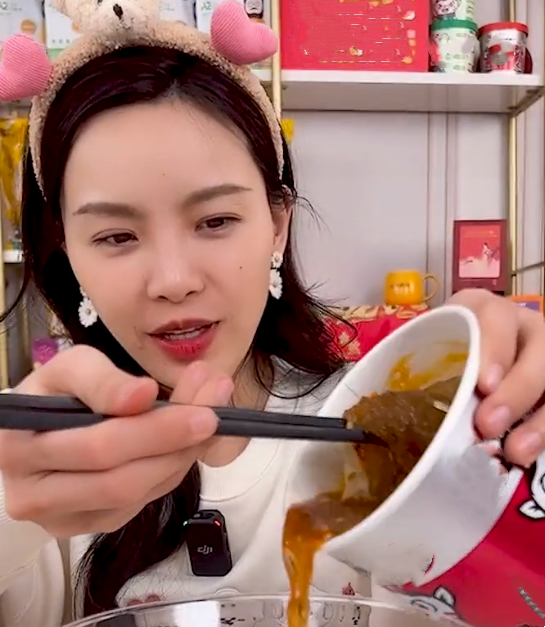 网红小贝饿了状态堪忧脖子凹坑明显眼袋红肿嘴唇乌黑