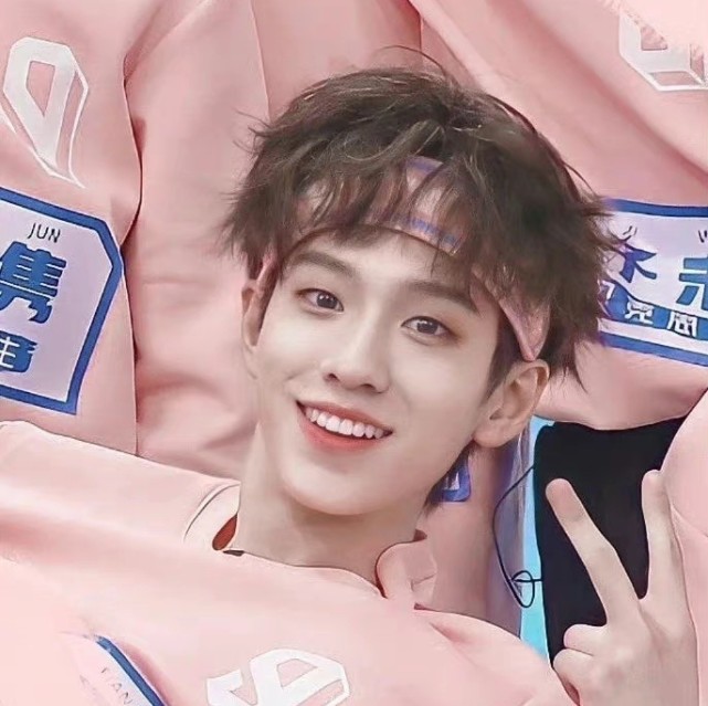 余景天粉粉嫩嫩好可爱不愧是人间小甜豆