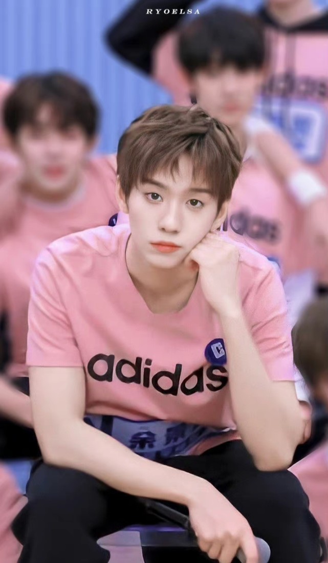 余景天粉粉嫩嫩好可爱不愧是人间小甜豆