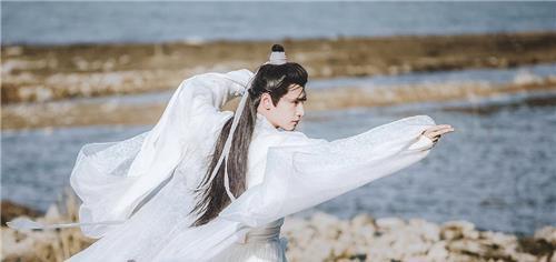 但这并没有打击到他,他转而投靠慕容泓,并反客为主接手了慕容泓的力量