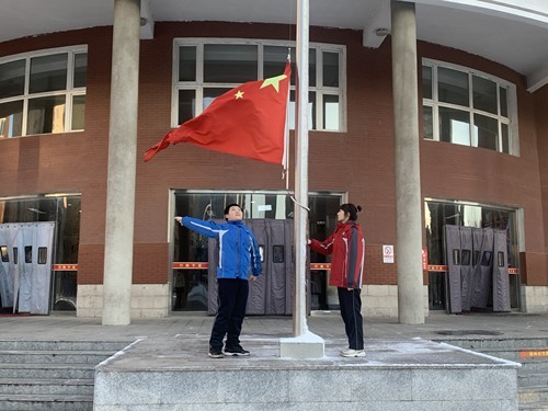 在莊嚴的《義勇軍進行曲》聲中,全體師生齊唱國歌,五星紅旗冉冉升起