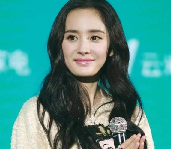 杨幂参加晚会,生图爆缺点?