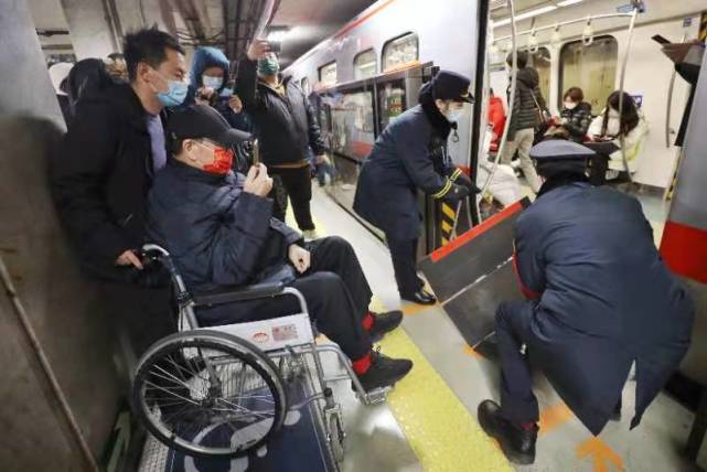 更新轮椅升降平台和爬楼车 北京地铁全面改造无障碍设施