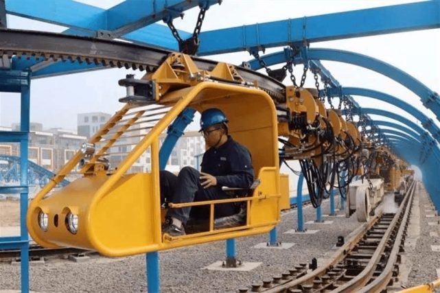 在刘庄矿地面调度平台,工作人员只需轻点鼠标,数百米深的矿井下,"石煤