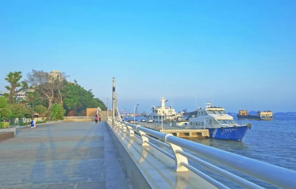 多了几分生活气息,附近还有【海滨公园】,这是湛江人童年的地方,首个
