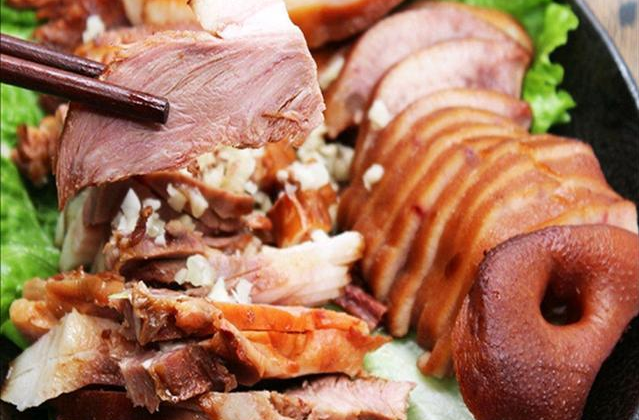 芝泮烧肉属于潍坊市安丘市景芝镇芝泮村独有的风味名吃,相传是采用