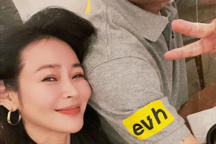 于明加晒三世同堂合照老公紧挨在一旁40岁的她仍旧年轻貌美