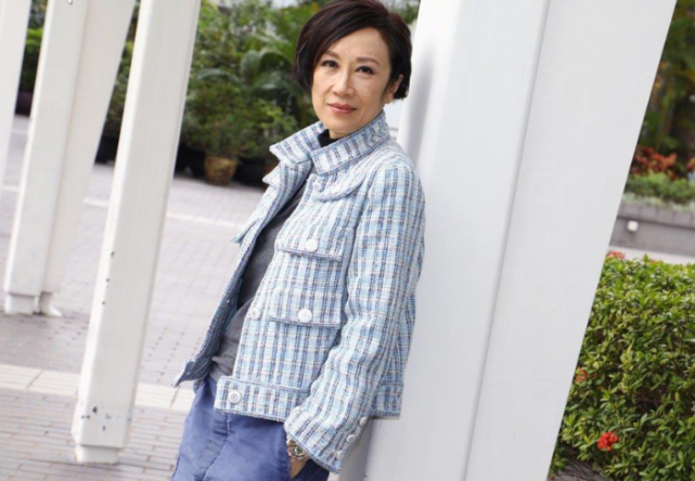 知名歌手吕珊滞留国外3个月担心病重圈中好友已决定改道而行