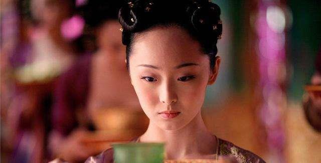 嘉靖皇帝睡下后,端妃宫中有一位叫杨金英的宫女,她联合十几位宫女密谋